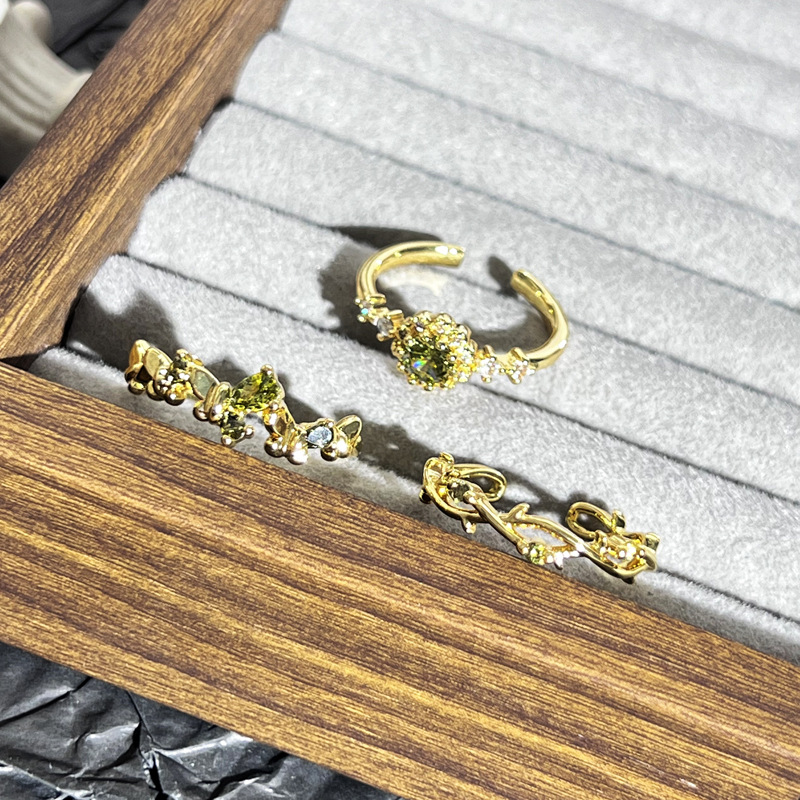 Pure desire style French retro exquisite olive green zircon ring, women's butterfly fashionable geometric light luxury high-end ring Application Scenario