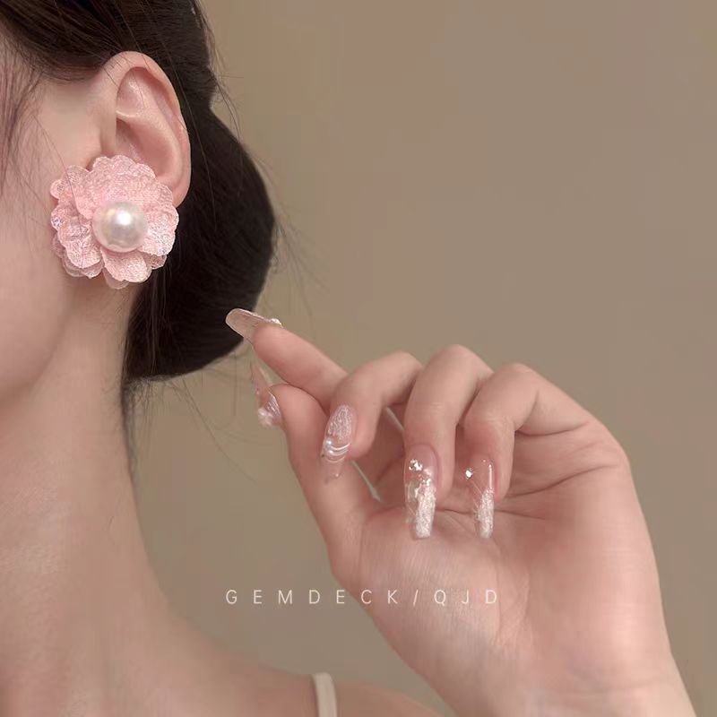 The "Camellia Floating Dream" French lace flower pearl stud earrings exude an ethereal atmosphere, exuding a high-end, niche, and gentle charm details Picture