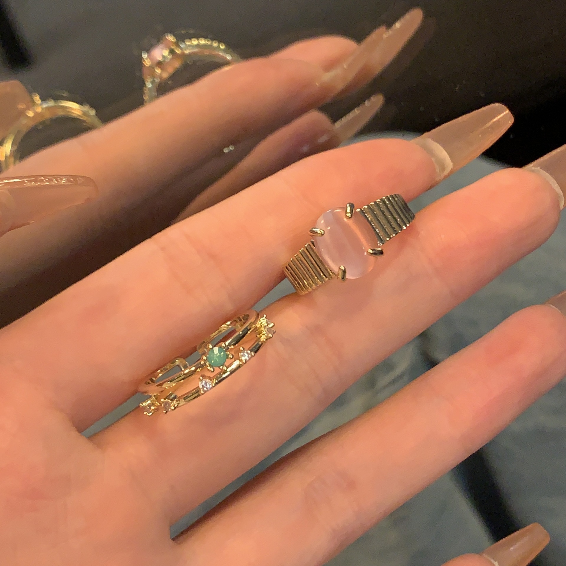 A new Korean-style white rose heart-shaped flower open ring for women's ins, with a niche design and a high-end feel, is a sophisticated index finger ring details Picture