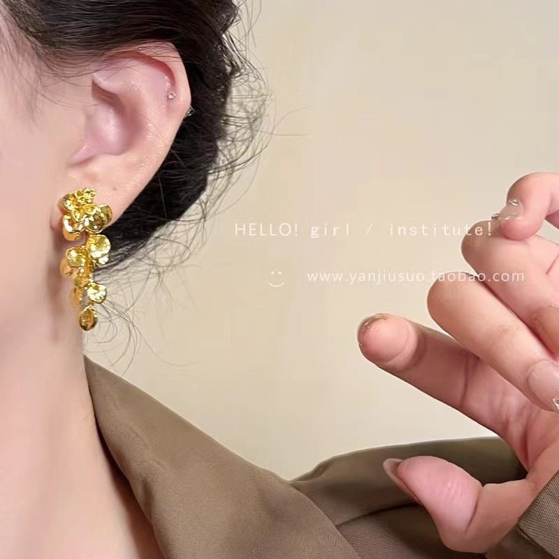 Golden gilt leaf tassel earrings for women's autumn and Winter 2025 new bestsellers, retro, light luxury and high-end earrings details Picture