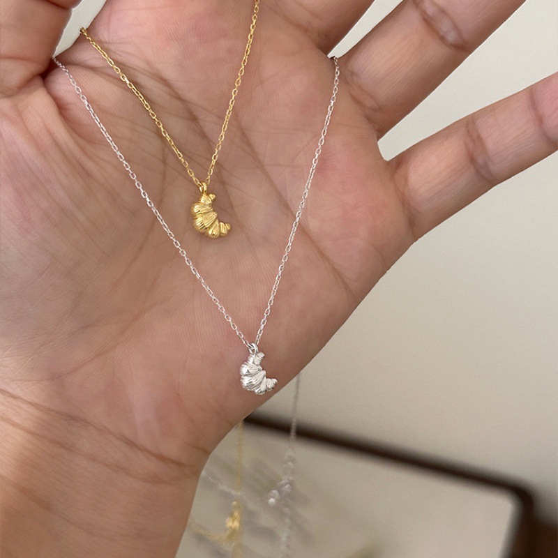 Cute croissant necklace, women's fashion, individuality, niche design sense, ins style, simple and elegant collarbone chain wholesale full figure