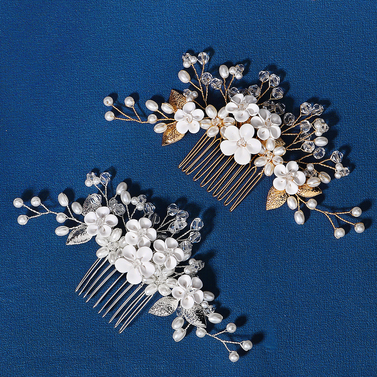 The new Chinese-style Xiuhe bridal hair accessory is a light luxury, versatile and high-end style. It features pearl combs, crystal flower combs and wedding headwear full figure