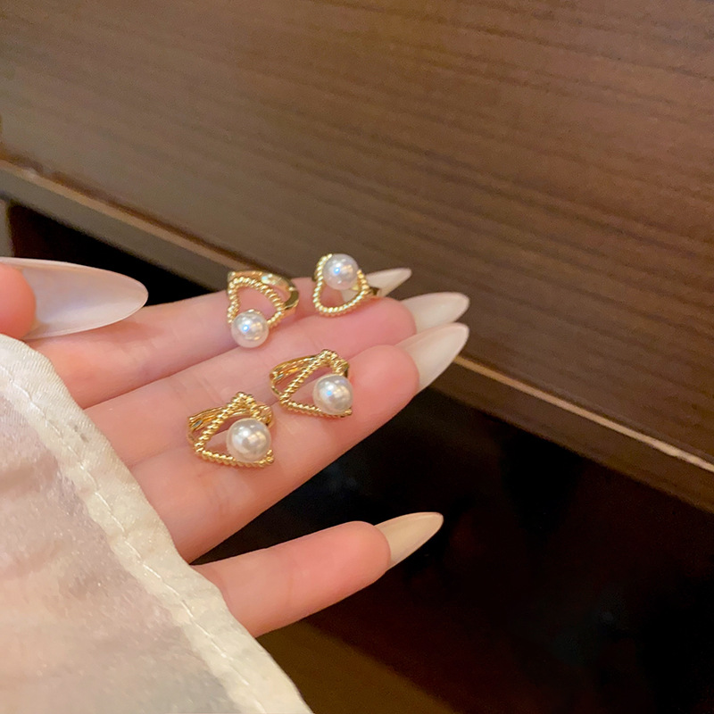 Geometric small heart-shaped pearl earrings, versatile for women, light luxury, niche design sense, retro stud earrings, commuter earrings wholesale full figure