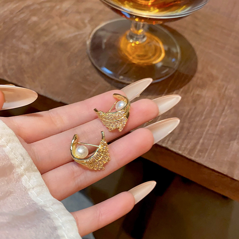 French micro-inlay leaf pearl earrings for women, 2024 new bestsellers, light luxury and high-end style ear studs, elegant earrings wholesale full figure
