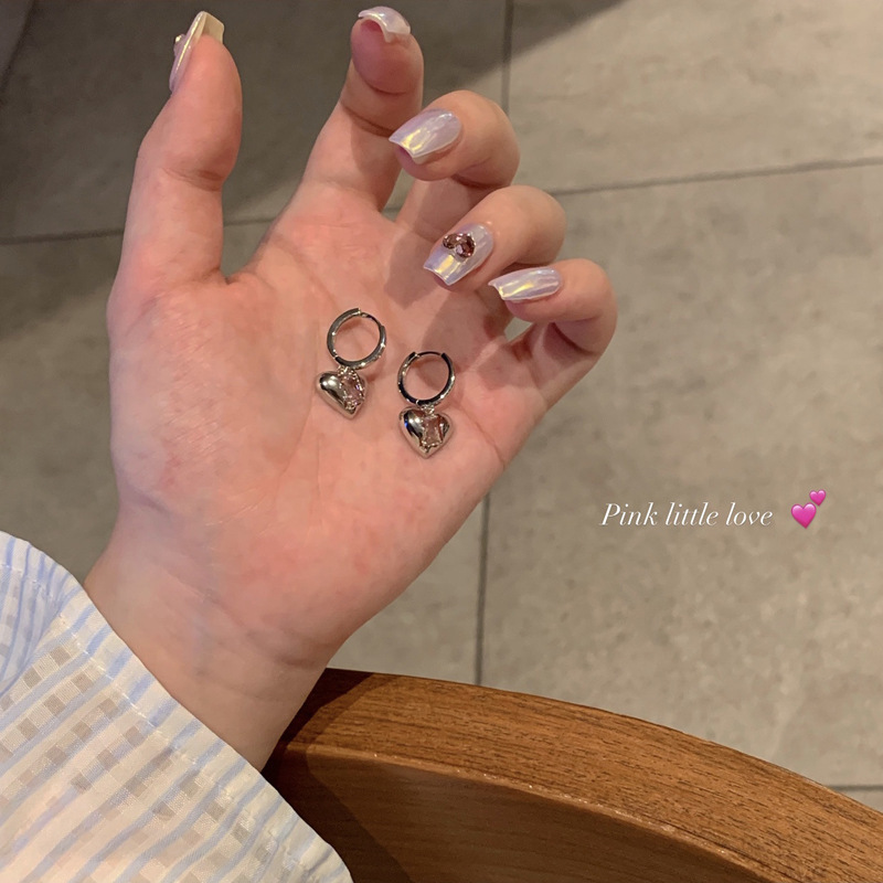 Heart-shaped Zircon ear buckles, a new and niche design in 2025, exude a sense of sophistication. They are sweet, cool, unique and stylish, and versatile earrings Specification drawing