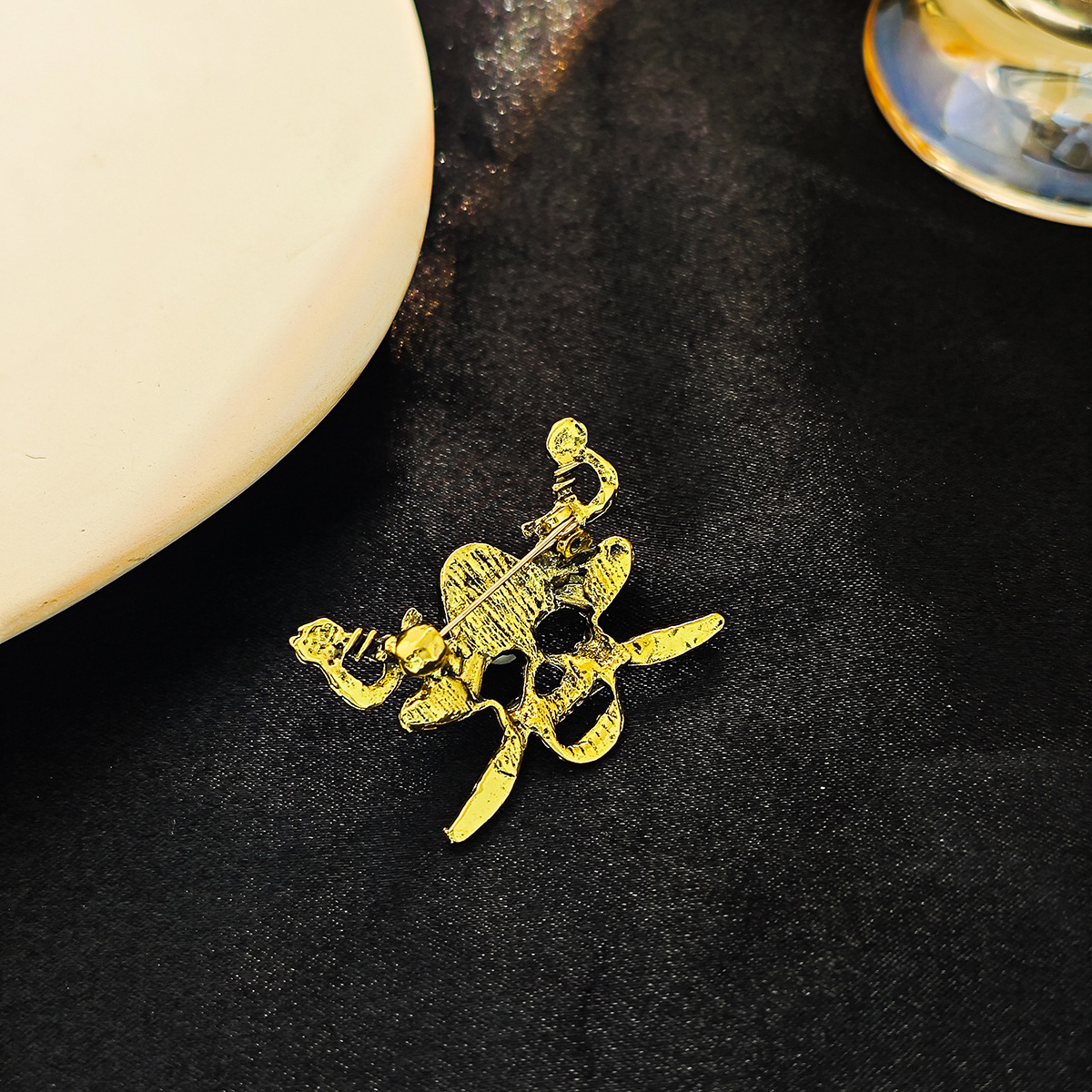 European and American cross-border creative and personalized skull brooch, punk retro pirate vintage clothes, accessories, brooch and corsage Application Scenario