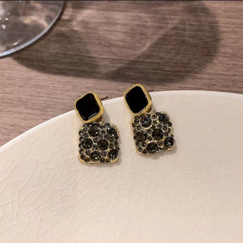 Korean style autumn and winter zircon earrings, 2025 trendy and individualistic cold style stud earrings, women's earrings, earrings and New Year decorations Specification drawing