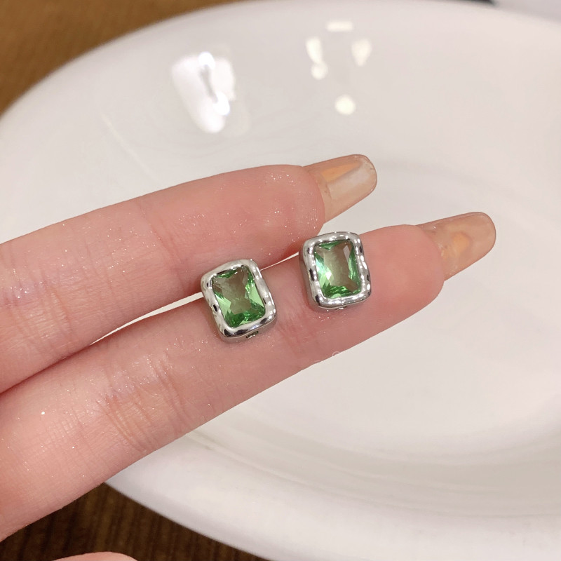 Super elegant! Green zircon square stud earrings exude a high-end feminine charm. Simple and versatile earrings are a new trend in 2025 full figure