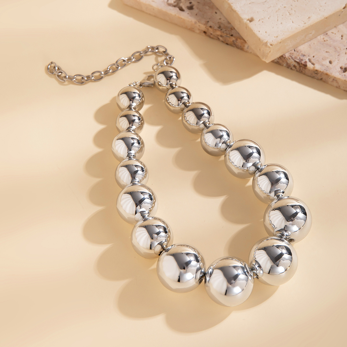 Exaggerated round punk necklaces, collarbone chains, geometric bead necklaces and women's beaded necklaces from Europe and America are selling well Application Scenario