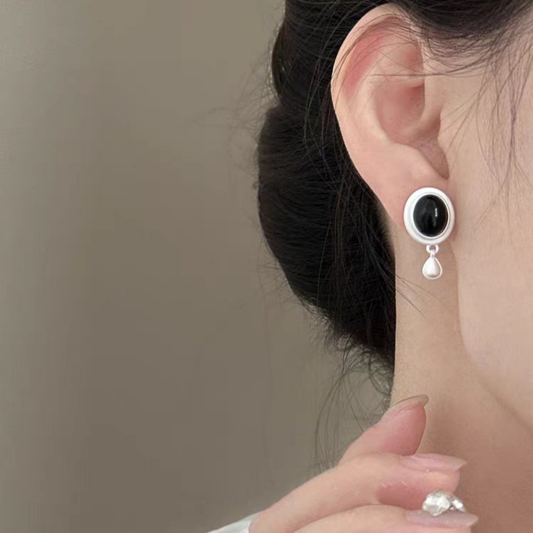 Cool moonlight ~ Exquisite French retro metal teardrop earrings, high-end and niche design, fairy-like stud earrings for women details Picture