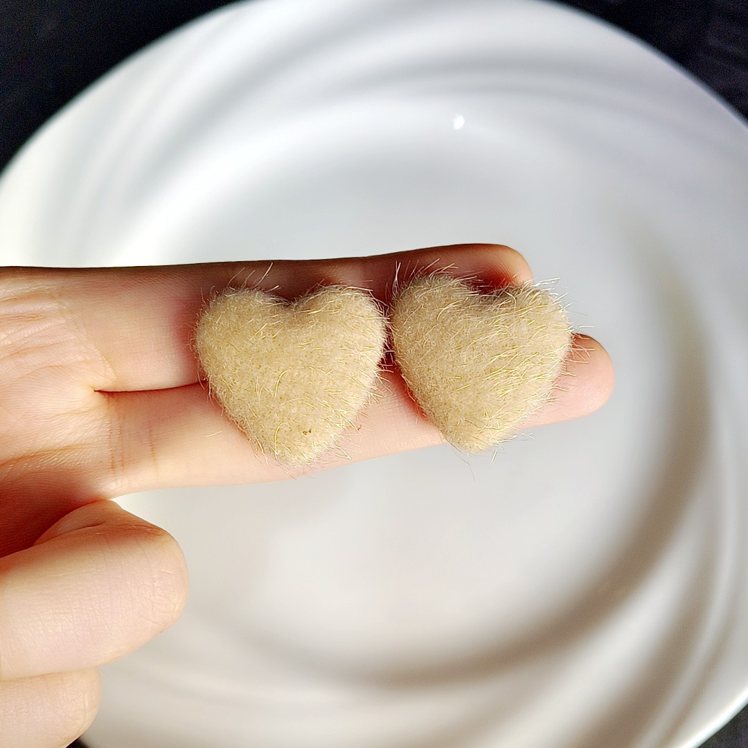Autumn and winter heart-shaped furry stud earrings for women, trendy and stylish Korean style niche design earrings, 2025 new earrings Specification drawing