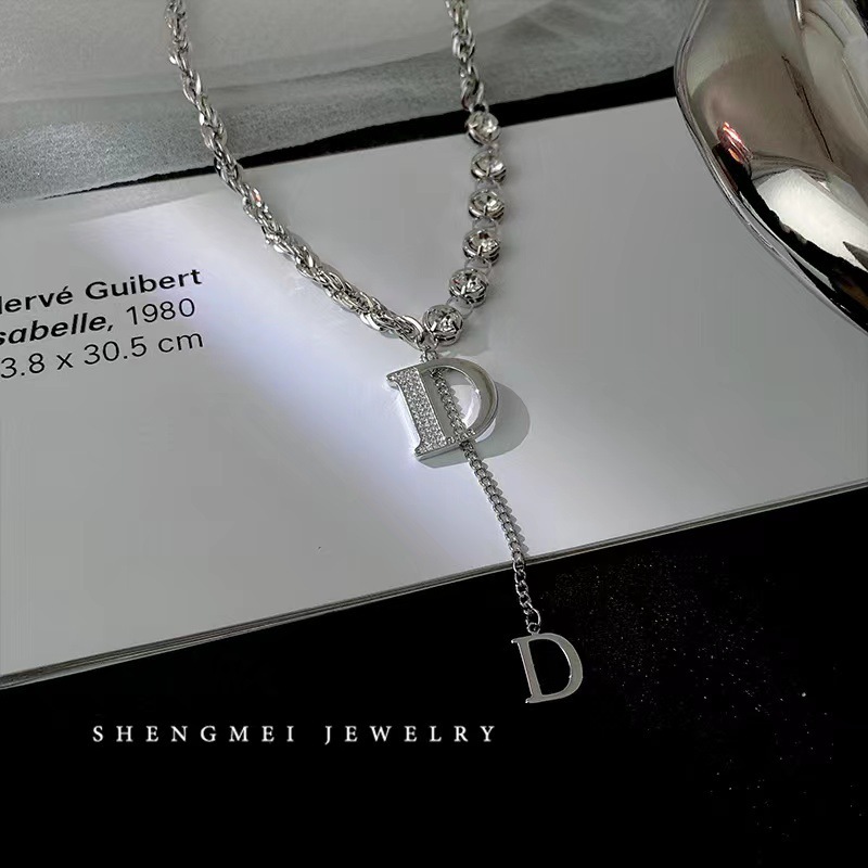 Ins-style hip-hop collarbone chain, light luxury and niche design, D-letter necklace, cold style, neutral and retro necklace accessory details Picture