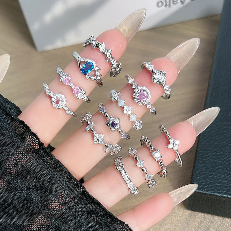 A simple, fine-ring, personalized open ring for cross-border travel between Japan and South Korea, with a geometric, light luxury and high-end feel. A fashionable four-leaf clover ring with a slight inlay details Picture