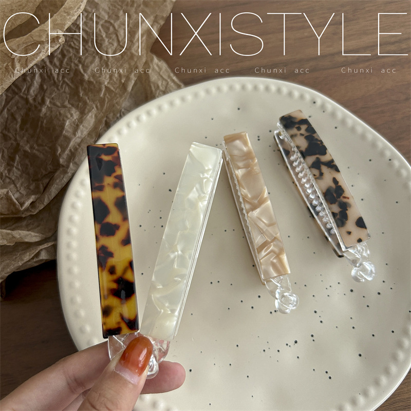 Fashionable and retro leopard print, with a ponytail at the back, a banana clip headpiece, a simple and versatile hairpin for going out Specification drawing