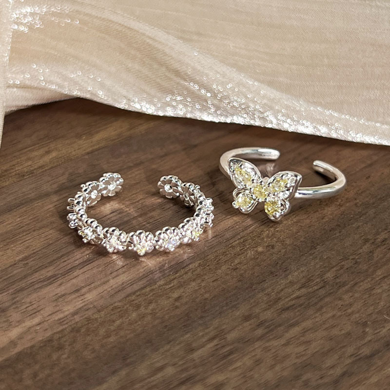 Simple and daily sweet yellow diamond butterfly opening ring for women, a unique summer atmosphere, fashionable and cold style ring trend Application Scenario