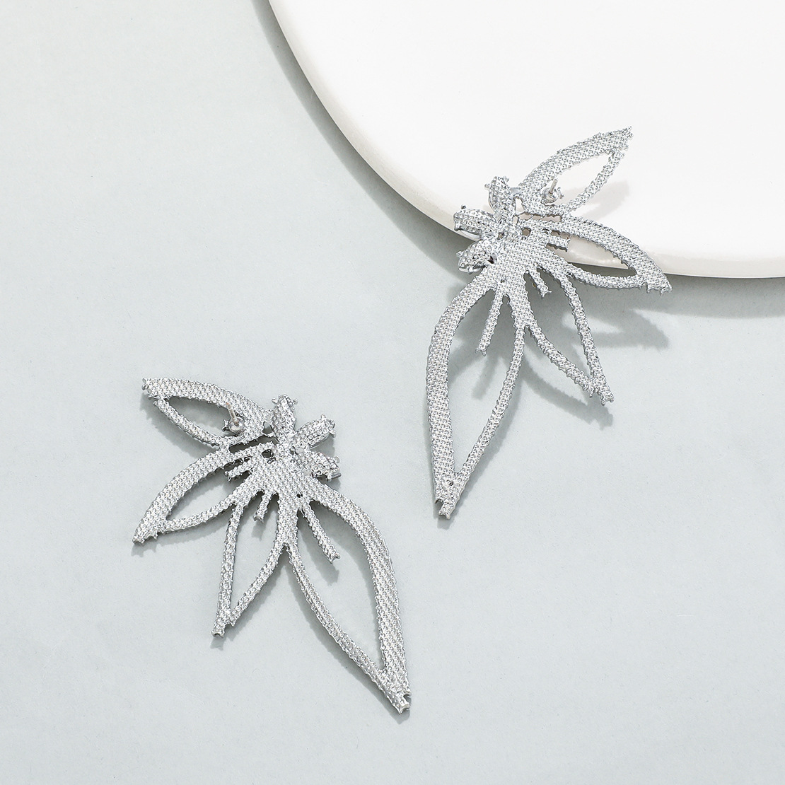 European and American full-diamond leaf-shaped flower stud earrings, fashionable and exaggerated diamond-encrusted large butterfly earrings, retro and high-end earrings for women Application Scenario