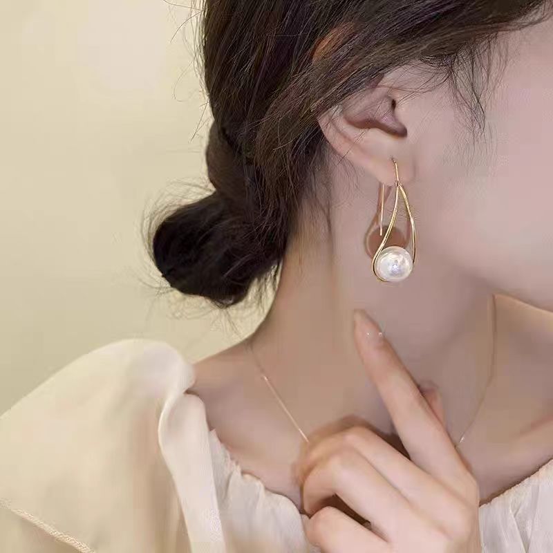 Simple metal pearl earrings, a retro and elegant style for women, a grand and unique design for socialite, a new type of explosive earrings in 2025 Specification drawing
