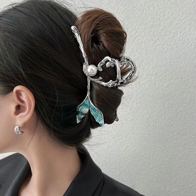 New niche design metal gripper, large deep-sea blue fishtail gripper, pearl style shark clip at the back of the head details Picture
