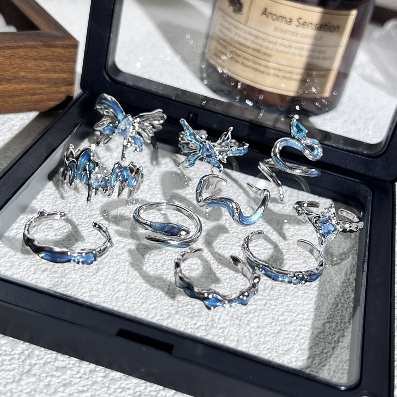 Minimalist ice blue butterfly snake-shaped individual open ring for women's Instagram cold style fashion niche design pleated ring Application Scenario