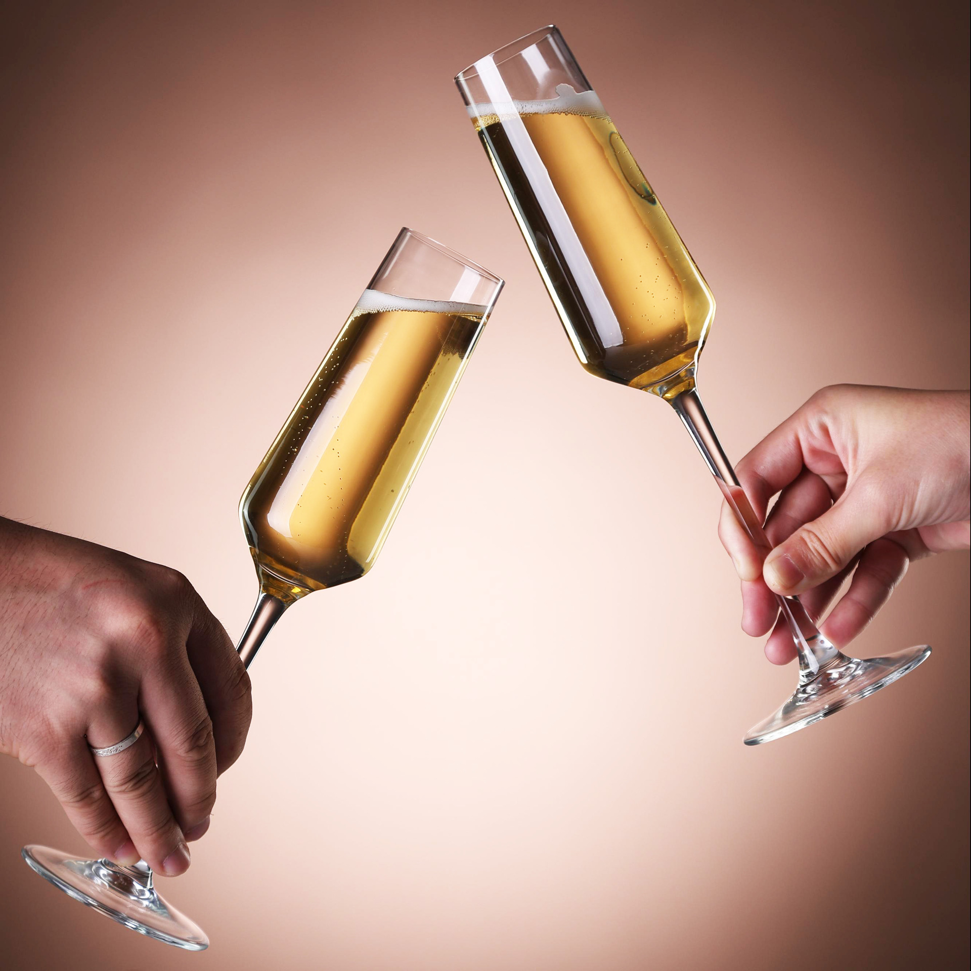 Cold-cut pink champagne glasses, simple and transparent glass cups, hotel household wine glasses available for wholesale with LOGO printing Application Scenario