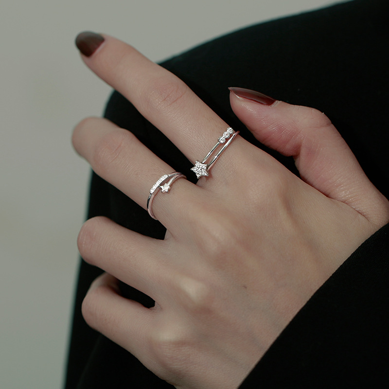 A simple star-shaped opening ring for women, exuding a sense of light luxury and sophistication, with a niche and cold style. It's a unique and versatile index finger ring for best friends Application Scenario