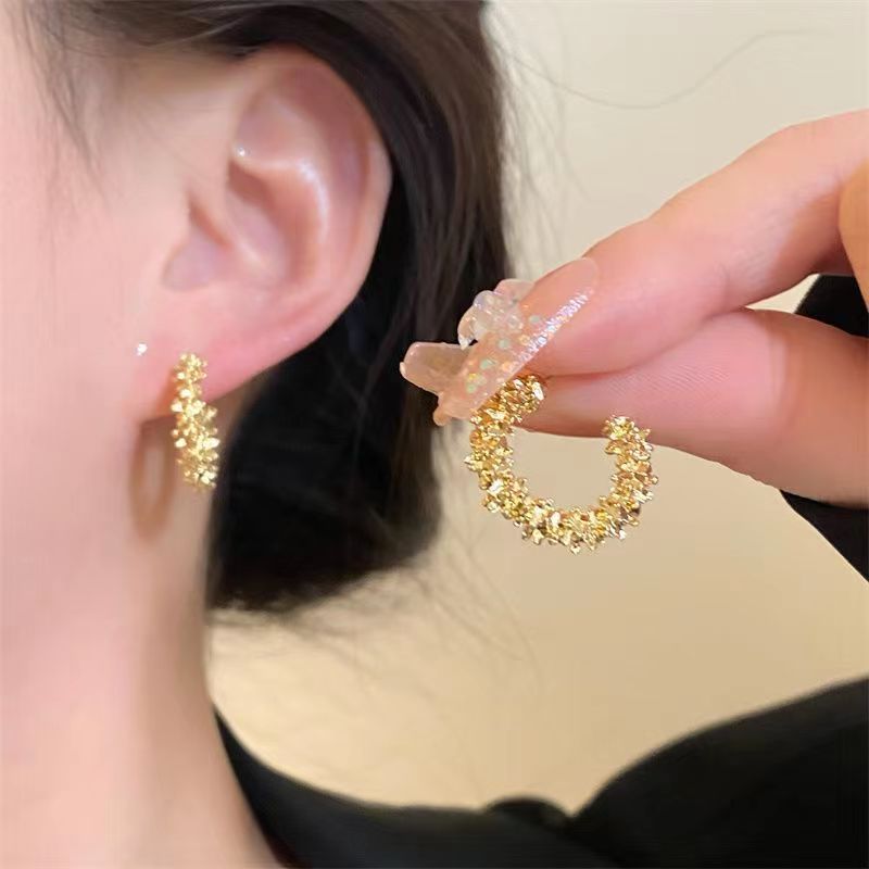 New personalized and versatile irregular C-shaped stud earrings with a feminine, shiny and niche design sense, fashionable and high-end ears Specification drawing