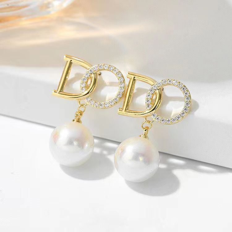 French light luxury high-end chanel-style pearl stud earrings for women, with a trendy and retro, niche fashion design sense Application Scenario