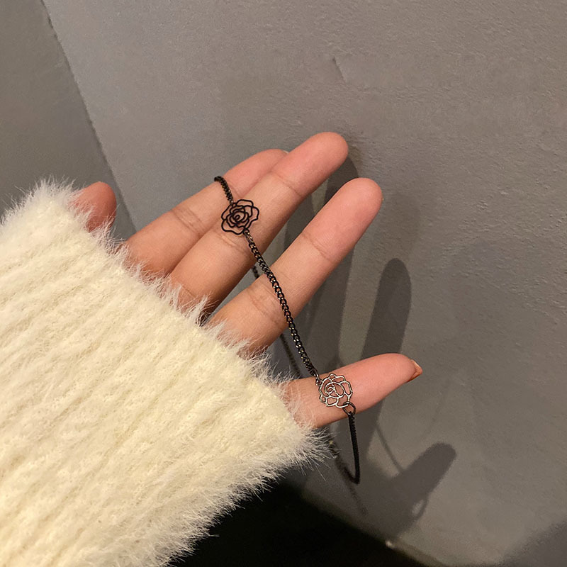 Black rose necklace for women, a niche retro and versatile collarbone chain, an ins simple and elegant necklace Specification drawing