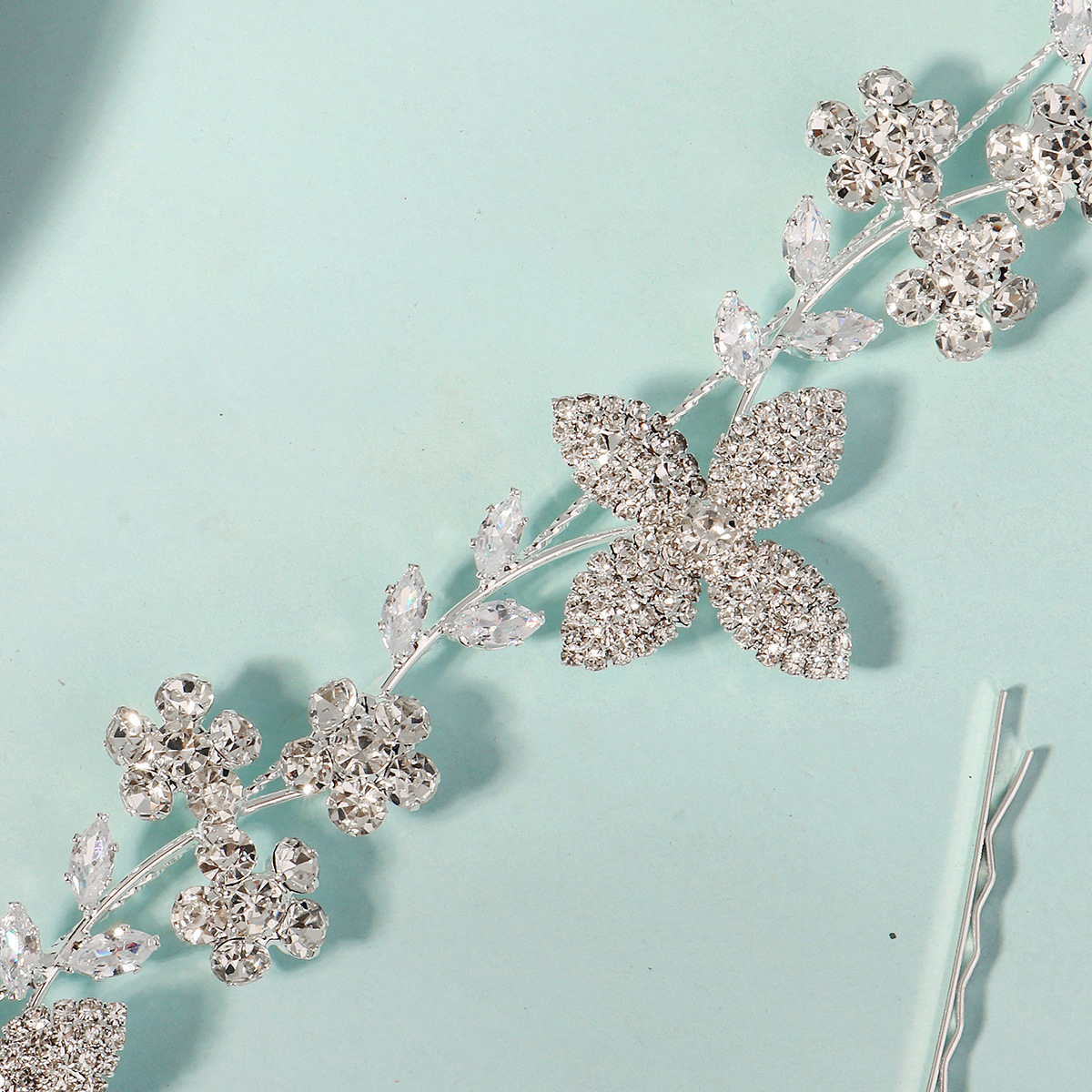 High-end foreign trade bride hair accessories, water diamond claw chain hair band, women's wedding party accessories, zircon leaf and flower hair band Application Scenario