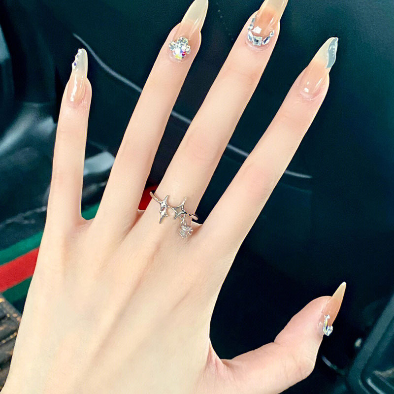 A light luxury and fashionable starry sky open ring, a sweet and cool girl, an Instagram cold style, a niche design, and a high-end ring Application Scenario