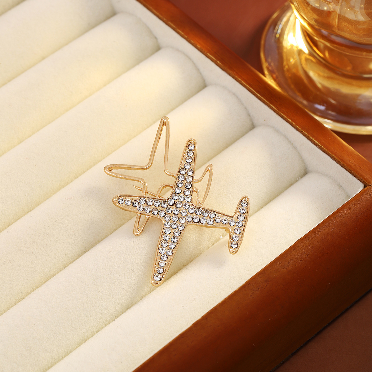 Creative full diamond double airplane hollowed-out trendy suit brooch, simple and versatile coat and overcoat brooch Application Scenario