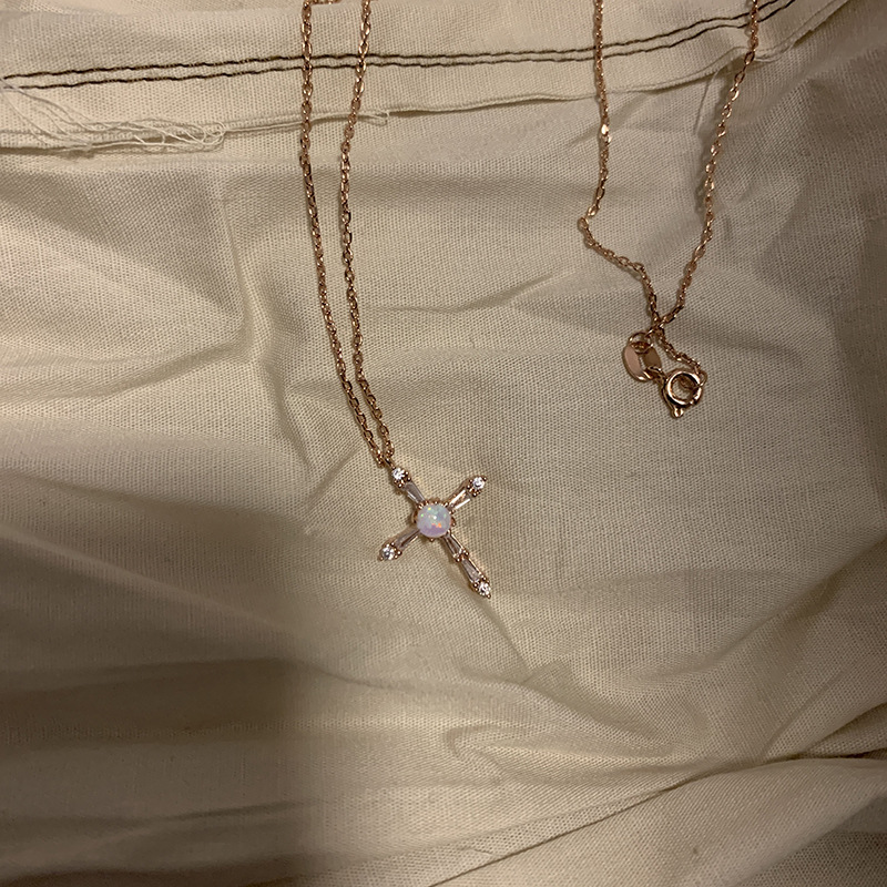 Cross Retro Pearl double-layer necklace, Korean zircon pastel cross necklace, feminine, niche retro style Application Scenario