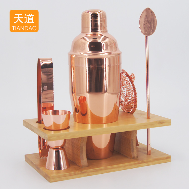 Wholesale stainless steel three-section cocktail shaker set 700ml shaker set with bamboo and wood frame base full figure