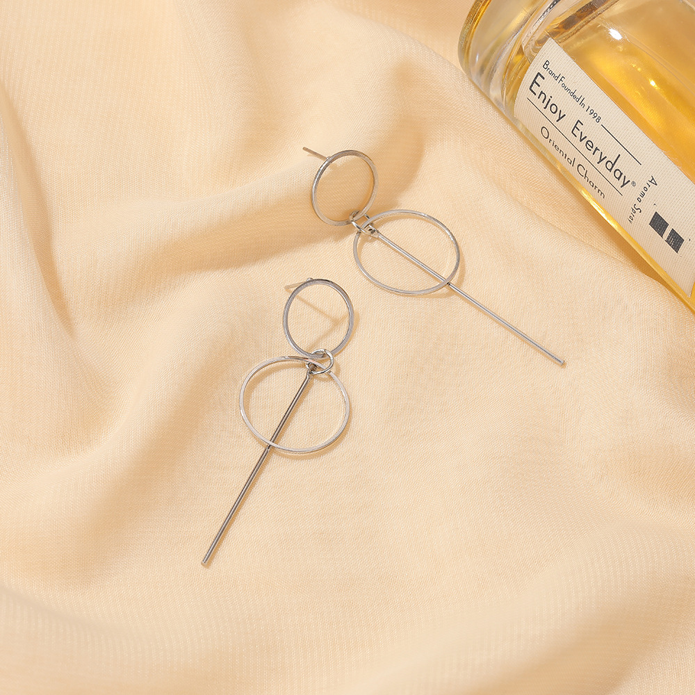 The same style of earrings is simple and versatile, featuring long geometric stud earrings for women Application Scenario