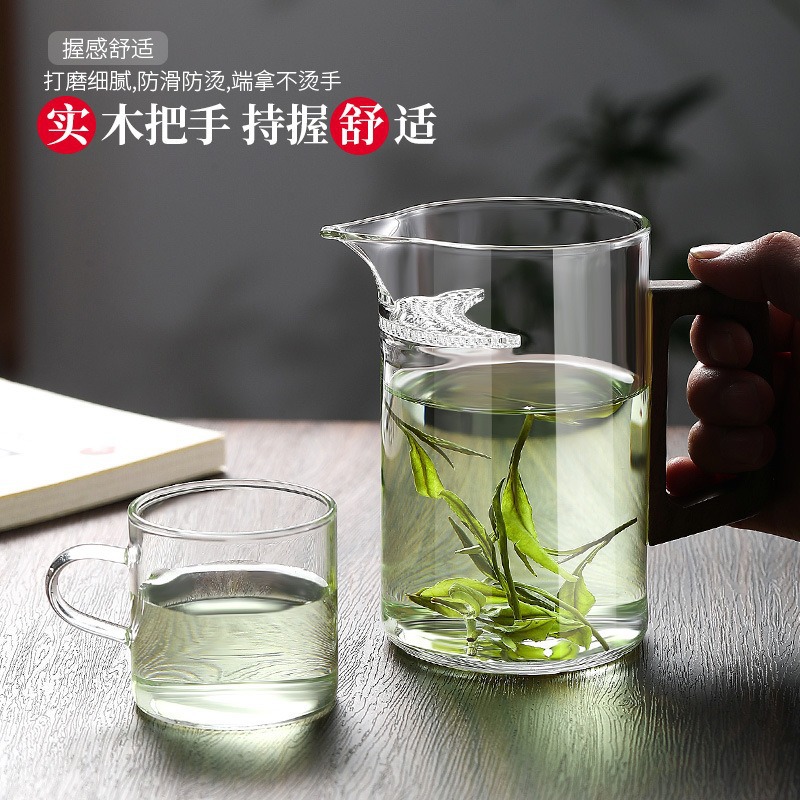 High borosilicate glass crescent-shaped cup, side wooden handle, integrated filter, fair cup, thickened heat-resistant tea brewing vessel, Gongfu green tea cup Application Scenario