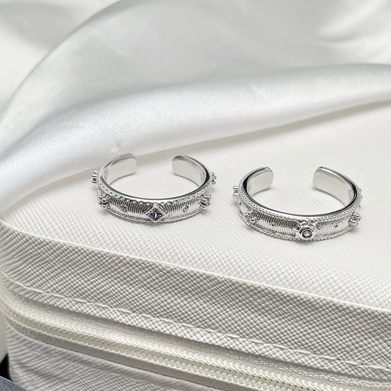 A simple and elegant, light luxury geometric purple diamond open-top ring for women on Instagram, a niche French retro brushed stacked index finger ring Application Scenario