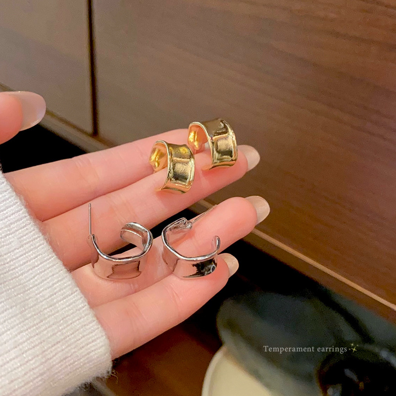 European and American geometric metal wide C-shaped earrings, women's Hong Kong-style stud earrings, high-end and individualistic cold style earrings wholesale full figure