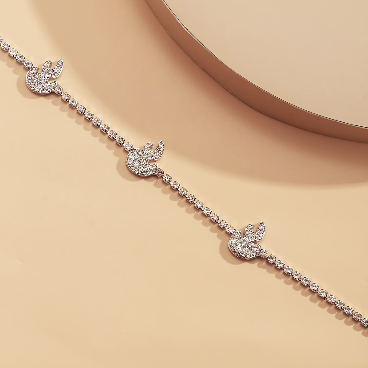 European and American cross-border jewelry: simple style diamond flame necklace, elegant full diamond cold style choker necklace Application Scenario