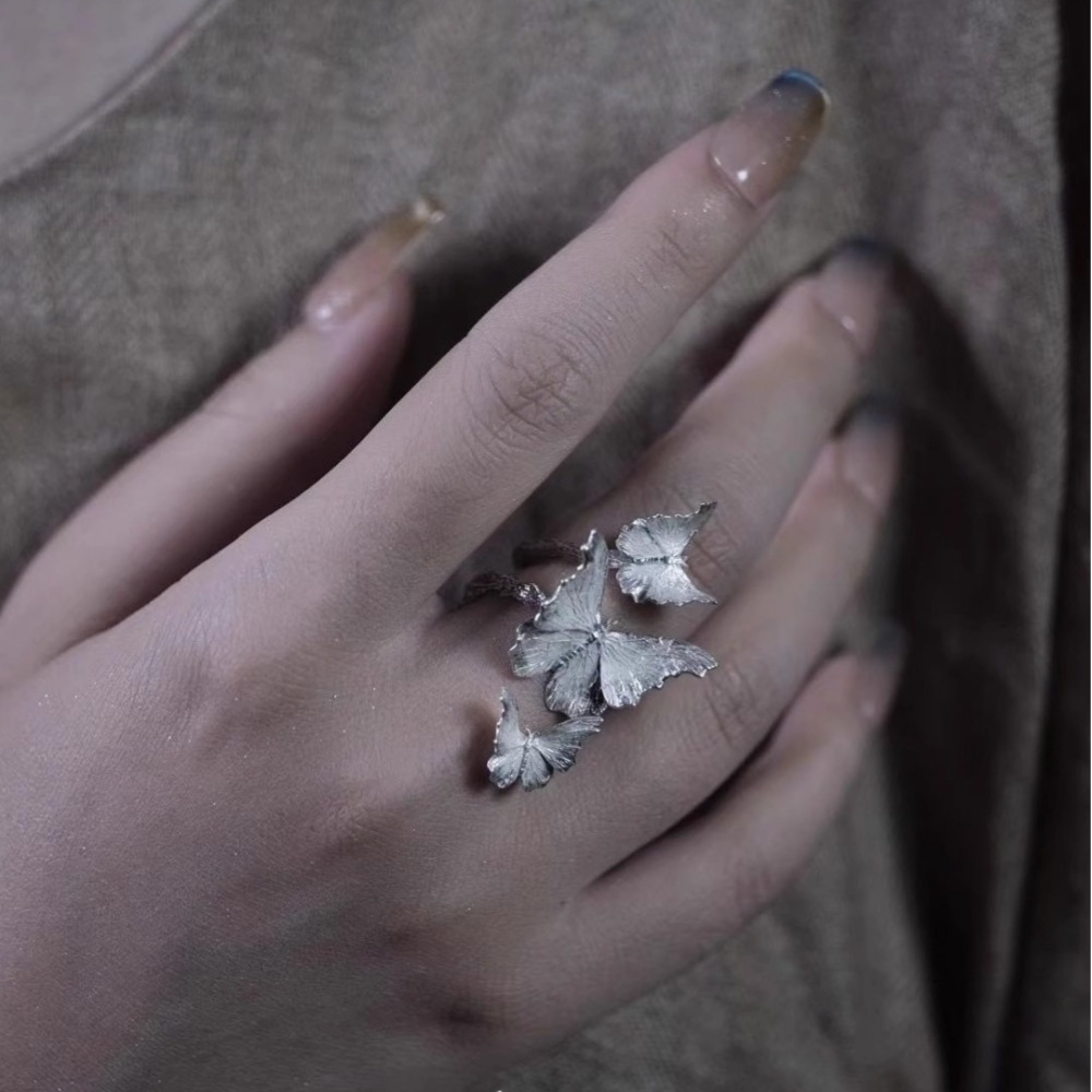 The niche design of the Butterfly Habitat Ring, a 925 sterling silver ring surrounded by butterflies, is a new Chinese-style light luxury and high-end open ring for women full figure