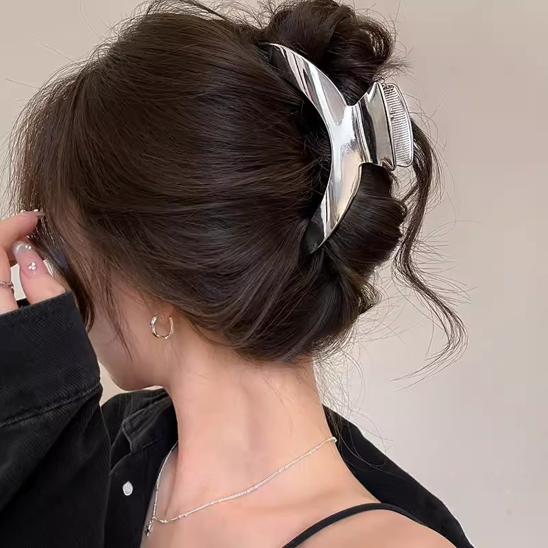 Minimalist metal arc-shaped hair clip, high-end and exquisite new spring and summer hair clip, women's shark clip at the back of the head full figure