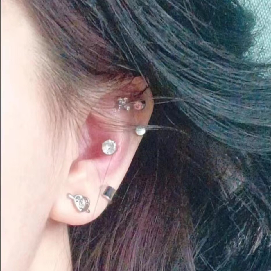 Simple and versatile small C-shaped ear studs for women, 2023 new ins trendy daily, niche and personalized design ear bone studs Application Scenario