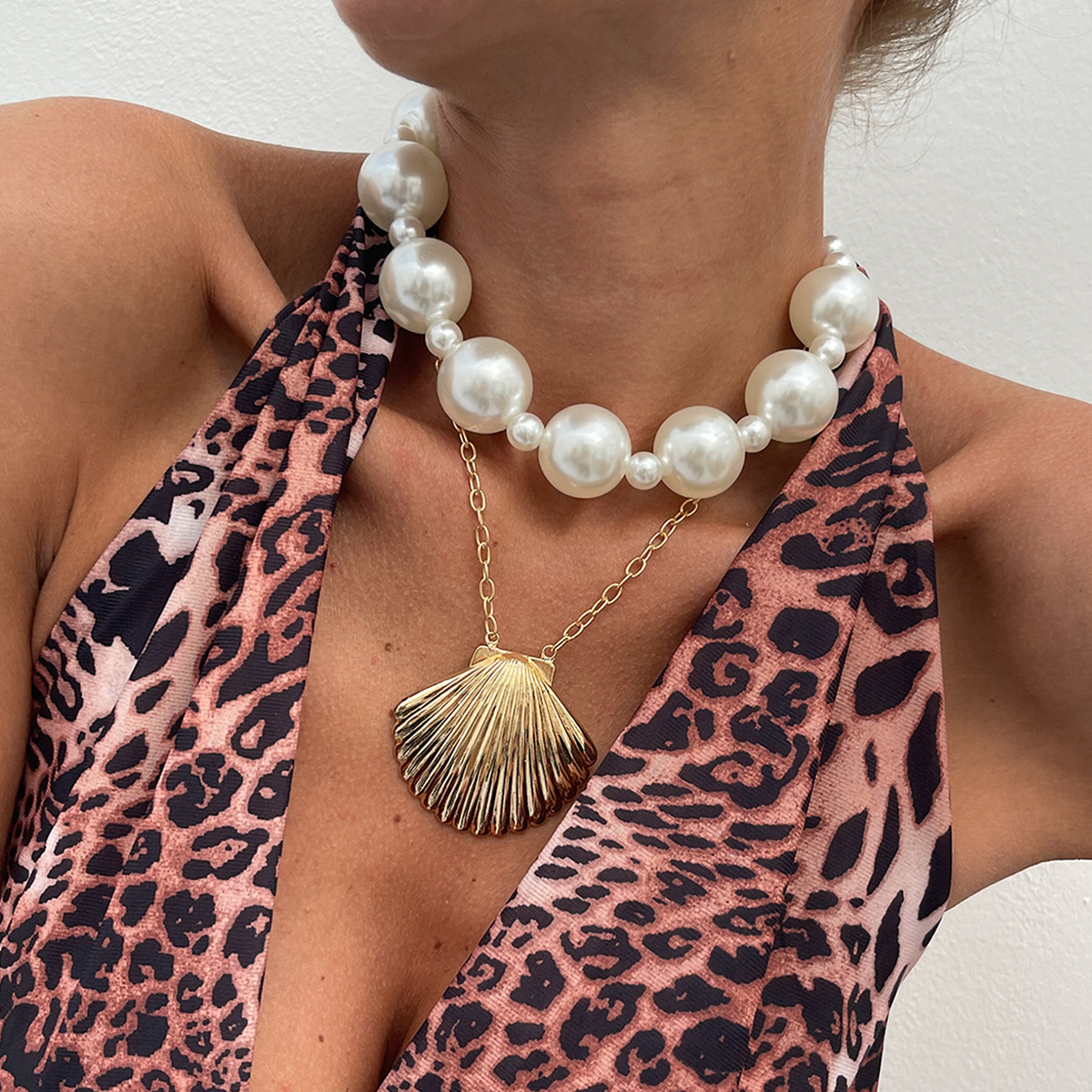 European and American cross-border jewelry vacation shell alloy pendant collarbone chain, elegant and refined pearl beaded multi-layer necklace full figure