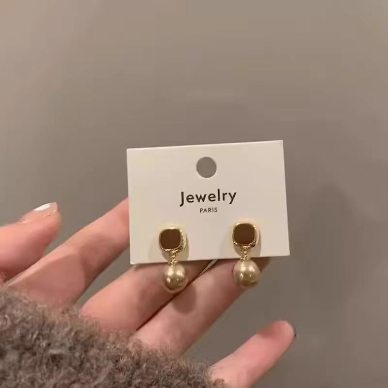French-style unique caramel-colored pearl earrings suitable for autumn and winter, with a light luxury and high-end feel, are perfect for women Application Scenario
