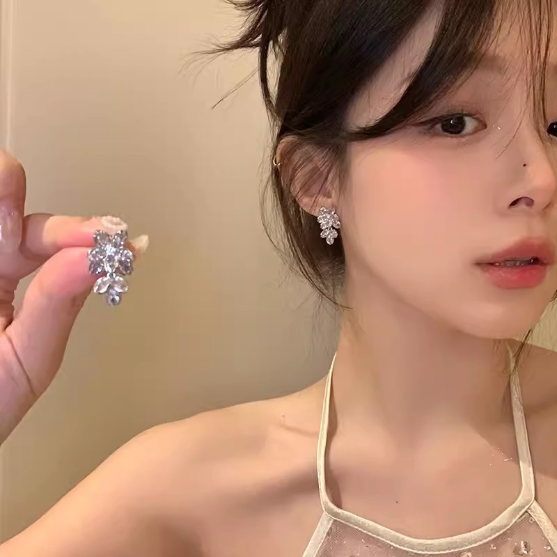 Summer Zircon flower earrings for women, new 2024 bestsellers, high-end and exquisite stud earrings, light luxury internet-famous earrings wholesale Application Scenario