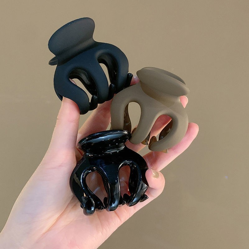 A large-sized high ponytail clip for fixing, the same style hair clip as Jin Chen's, a small claw clip headwear, and a shark clip on the back of a woman's head details Picture