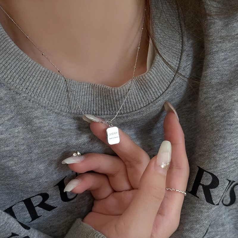 Golden pendant square brand necklace for women's Instagram cold style niche design collarbone chain 2023 new simple accessory Specification drawing