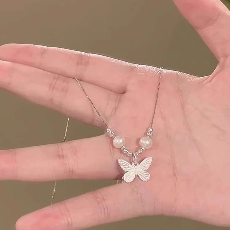 Pearl metal butterfly pendant necklace for women, a unique French retro style, simple and versatile, elegant neckchain and collarbone chain Application Scenario