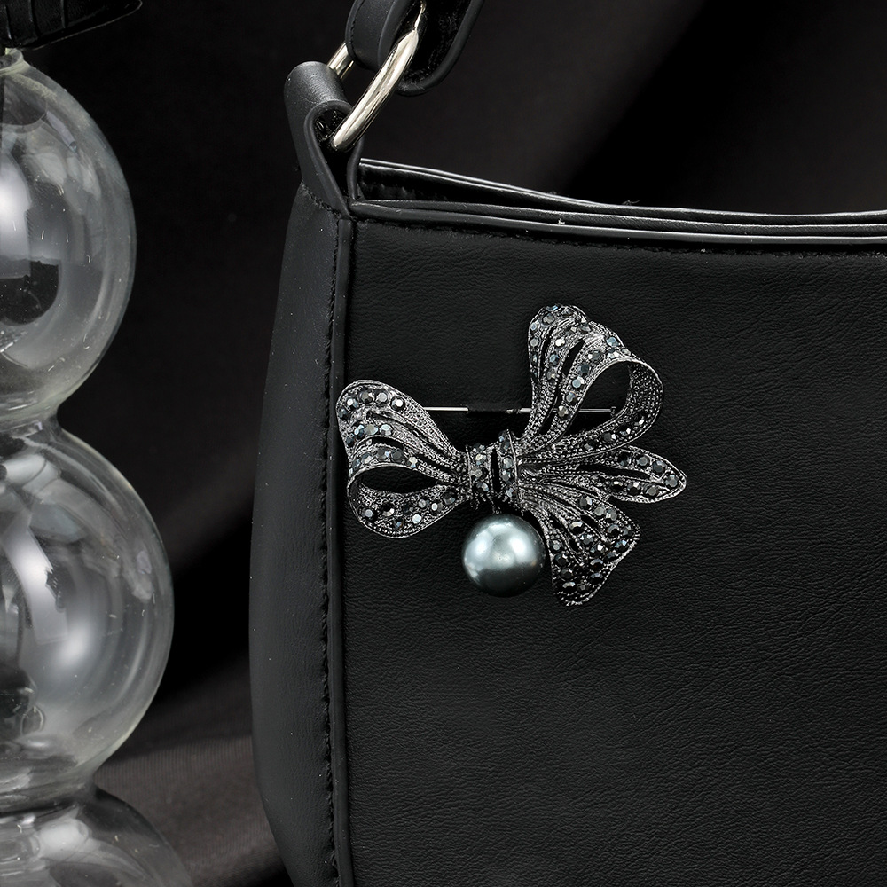 Korean-style black diamond-encrusted bow pearl brooch for women, creative design sense, fashionable suit jacket cardigan pin details Picture
