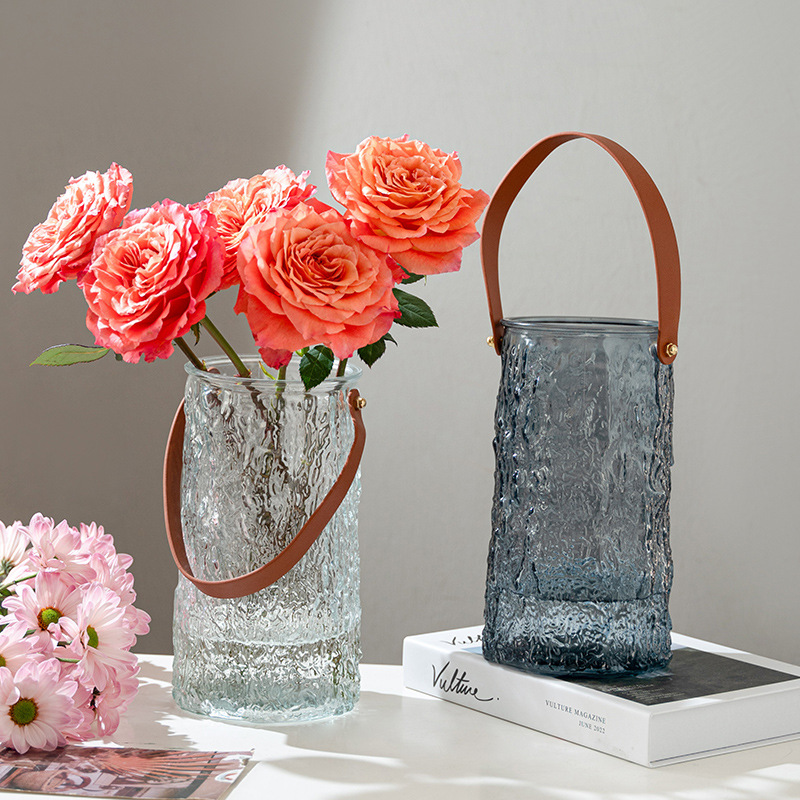 Retro hand-held glass vase, simple hydroponic fresh flower dried flower arrangement vase, creative ins-style living room decoration item Application Scenario