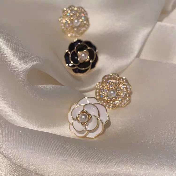 Light luxury high-end design earrings, asymmetrical camellia stud earrings, goddesses' temperament, gentle and romantic earrings details Picture